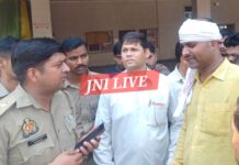 कार-रोडवेज बस की टक्कर के बाद बस स्टॉप पर हंगामा, पुलिस ने संभाला मोर्चा