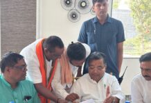 नगर में पूर्व प्रधानमंत्री अटल बिहारी वाजपेयी की प्रतिमा स्थापित करने की मांग