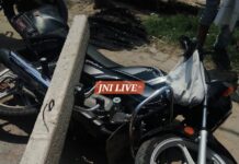 जर्जर खंभों से दौड़ रही हाई टेंशन लाइन के 10 पोल गिरे, दो कार व बाइक क्षतिग्रस्त
