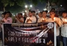 लखनऊ अग्निकांड के मृत बच्चों को श्रद्धांजलि, निकाले k