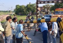 रोडवेज बस की टक्कर से टूटा रेलवे फाटक, एक घंटे तक प्रभावित रहा रेल संचालन