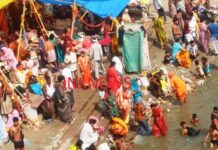 सोमवती अमावस्या पर गंगाघाट में उमड़ा आस्था का जनसैलाव,गोताखोरों की सतर्गता से बची दो किशोरों की जान