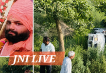 डंपर की टक्कर से खड़ी कार खड्ड में पलटी, साधु की मौत, दूसरा घायल
