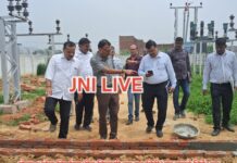 बिजली विभाग के तकनीकी निदेशक ने किया निरीक्षण, लापरवाही पर कर्मियों को लगाई फटकार
