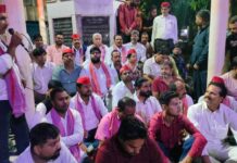 अखिलेश यादव की हिरासत के विरोध में फर्रुखाबाद में सपा का धरना, सरकार के खिलाफ नारेबाजी