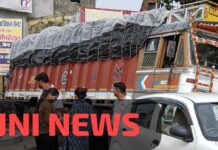 सड़क के गड्ढे में फंसा ट्रक,यातायात पुलिस की सतर्कता से सकुशल रहा संचालय
