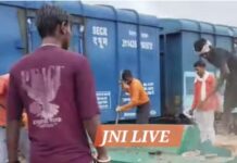 रेलवे ट्रैक के बीच कथित धार्मिक स्थल का किया ध्वस्तीकरण