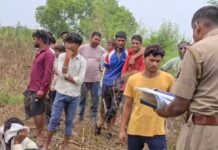 खेत में पेड़ से लटका मिला लापता युवक का शव, जांच में जुटी पुलिस
