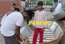 गंगा का जलस्तर बढ़ते ही तेज हुआ नाव निर्माण का कार्य