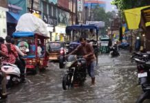 सावन के पहले सोमवार की बारिश से शहर बेहाल, शहर बना नहर