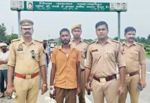 जिला बदर अपराधी को पुलिस ने जनपद की सीमा से किया ताड़ी पार
