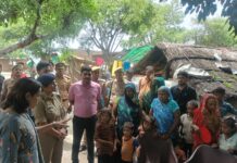 डीएम ने स्टीमर से पहुंचकर लिया बाढ़ प्रभावित गांव का जायजा,
