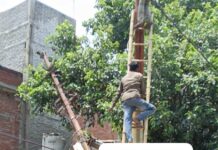 लाल गेट पर झुके जर्जर बिजली के पोल को हटाने की कार्यवाही शुरू