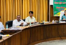 किसानों की आय बढ़ाने के लिए मछली व मधुमक्खी पालन को दें बढ़ावा : डीएम