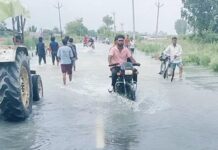 चित्रकूट डिप पर गंगा का बढ़ा जलस्तर, बैरिकेडिंग के बावजूद जान जोखिम में डालकर निकल रहे वाहन