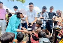 बाढ़ प्रभावित गांवों में पहुंचे जिलाधिकारी, राहत कार्यों का लिया जायजा