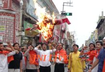 झारखंड सरकार के खिलाफ एबीवीपी का प्रदर्शन, फूंका पुतला