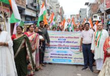 हर घर तिरंगा अभियान के तहत महिलाओं ने निकाली विशाल तिरंगा यात्रा