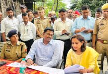 बाढ़ प्रभावित क्षेत्रों में पहुंचे मंडलायुक्त, राहत कार्यों का लिया जायजा