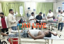 हिच टूटने से ट्रैक्टर-ट्रॉली पलटी, आठ घायल