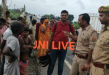 चित्रकूट डिप पर बाढ़ के पानी में डूबने जा रहे नशे में युवक को पुलिस ने बचाया