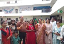 गायत्री कॉलेज में रक्षाबंधन की अनूठी परंपरा, 18 वर्षों से राखी बांधने पहुंच रहीं सामूहिक विवाह की बहनें