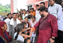 नगर पंचायत कार्यालय में रक्षाबंधन की धूम, बड़ी संख्या में बहनों ने चेयरमैन पति राहुल राजपूत को बांधी राखी