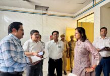जिला महिला चिकित्सालय में डीएम का औचक निरीक्षण, स्वास्थ्य सेवाओं में सुधार के निर्देश