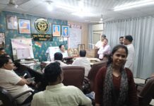 चिकित्साधिकारी का स्थानांतरण निरस्त कराने की मांग को लेकर सीएमओ कार्यालय घेरा