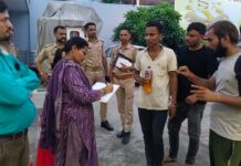 पेट्रोल कम डालने के आरोप पर पेट्रोल पंप पर हंगामा, जांच में जुटे अधिकारी