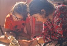 मिट्टी के गणपति बनाकर बहनों ने दिया गंगा स्वच्छता और पर्यावरण संरक्षण का संदेश