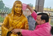 रानी अहिल्याबाई होल्कर की प्रतिमा पर भाजपा ने चलाया स्वच्छता अभियान