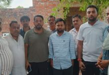जहानगंज में पीड़ित परिवार को घर से निकलने से रोकने का आरोप, पुलिस पर मारपीट का आरोप