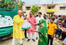 बाढ़ पीड़ितों की मदद को आगे आई श्री चिंतामणि सुंदरकांड पाठ समिति, बांटी राहत सामग्री