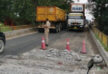 रामगंगा के पुल के जोड़ खुले, रिपेयरिंग कार्य से यातायात बाधित