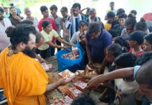 बाढ़ प्रभावित गांव में पहुंचे ब्रह्मचारी ईश्वर दास महाराज, ग्रामीणों को बांटी राहत सामग्री