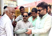 बाढ़ प्रभावित जिठौली में जिला पंचायत प्रशासक प्रतिनिधि सचिन यादव ने बांटी राहत सामग्री