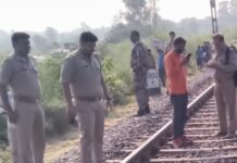 रेलवे क्रॉसिंग के पास युवक का शव मिलने से सनसनी, शरीर पर मिले चोट के निशान