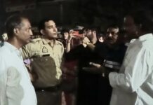 सांसद के लिए गिफ्ट लेकर पहुंचे कांग्रेसी नेता, सांसद की गैर मौजूदगी में लौटे