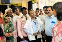 स्वास्थ्य केंद्र में डीएम ने परखी व्यवस्थाएं, अनुपस्थित फार्मासिस्ट पर कार्रवाई के निर्देश