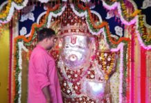 बुढ़वा मंगल पर जिले भर में गूंजे बजरंगबली के जयकारे, बाबा नीब करोरी धाम में उमड़ा आस्था का सैलाब