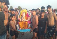 गणेश प्रतिमा विसर्जन में उमड़ी श्रद्धालुओं की भीड़गंगा घाट पर जयकारों से गूंजा माहौल