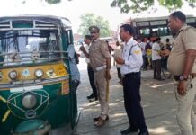 रोडवेज बस स्टॉप के सामने जाम की शिकायत पर पुलिस ने हटवाए वाहन, चालकों को दी चेतावनी