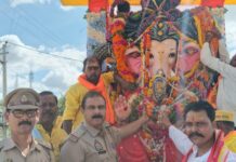 राजेपुर में गणेश प्रतिमाओं की विसर्जन यात्रा, पुष्प वर्षा से हुआ स्वागत