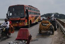 रामगंगा पुल पर मरम्मत से एक किलोमीटर जाम
