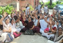 मानदेय बढ़ाने की मांग को लेकर आशा कार्यकर्ताओं का धरना दूसरे दिन भी जारी