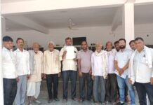 पेयजल टंकी व 15 परिवारों का रास्ता बंद करने की शिकायत, डीएम से मिले ग्रामीण