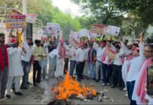 सपा कार्यकर्ताओं ने फूंका मुख्य चुनाव आयुक्त का पुतला