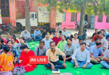 सीएमओ कार्यालय में धरना, निर्णय न हुआ तो लखनऊ में होगी हड़ताल