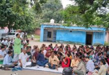 एनएचएम संविदा कर्मचारियों का दूसरे दिन भी धरना जारी, नियमितीकरण व समान वेतन की मांग